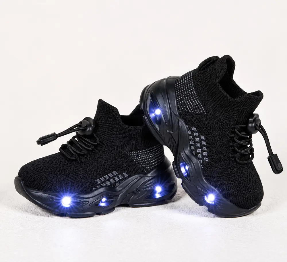 Sneakers Nyeusi Ndefu zenye Soli Inayoonekana Kuwaka