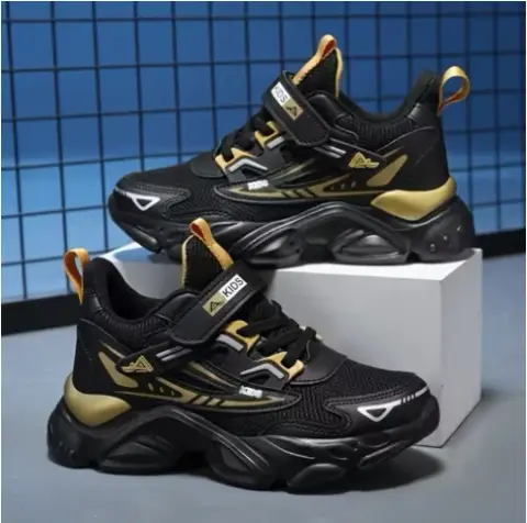 Sneakers zenye paneli za rangi