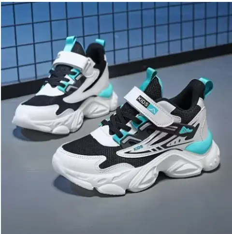 Sneakers zenye paneli za rangi