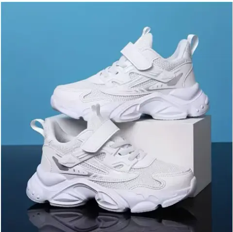 Sneakers zenye paneli za rangi
